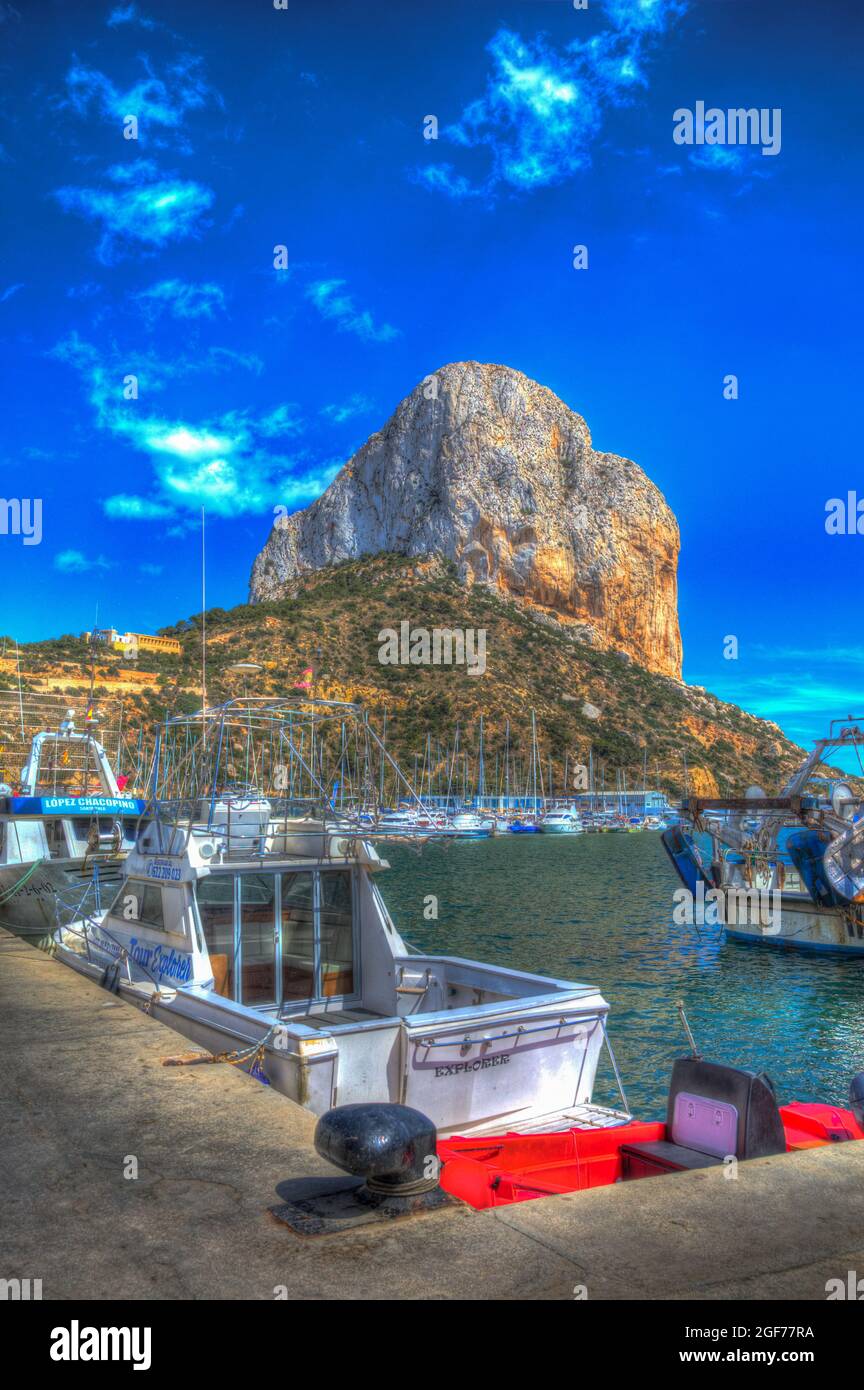 Calp Spanien Marina Boote und Felsen Wahrzeichen Penyal d'IFAC Costa Blanca Stockfoto