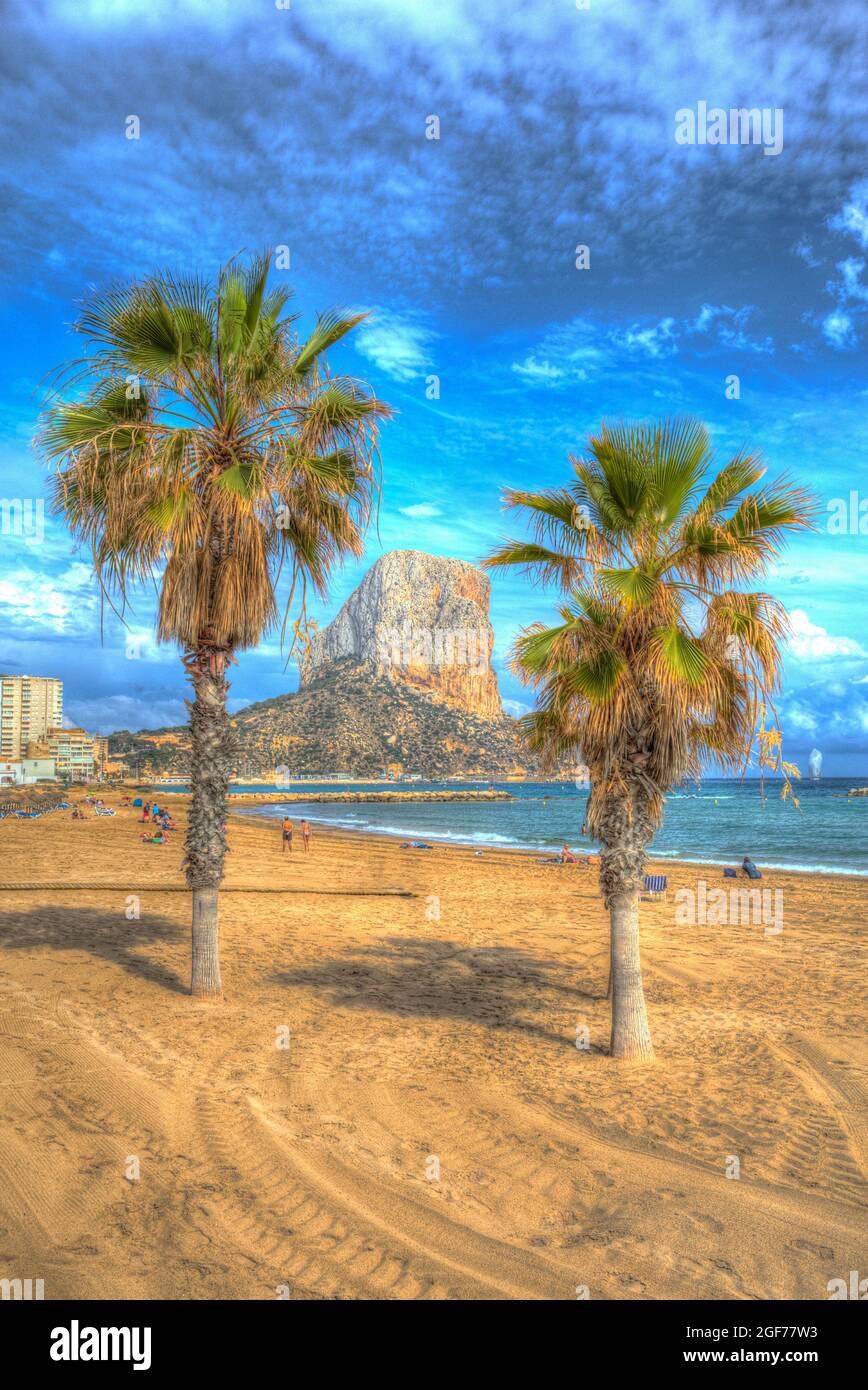 Calp Spanien Palmen und berühmten Felsen Wahrzeichen von Penyal d'IFAC an der Costa Blanca Stockfoto