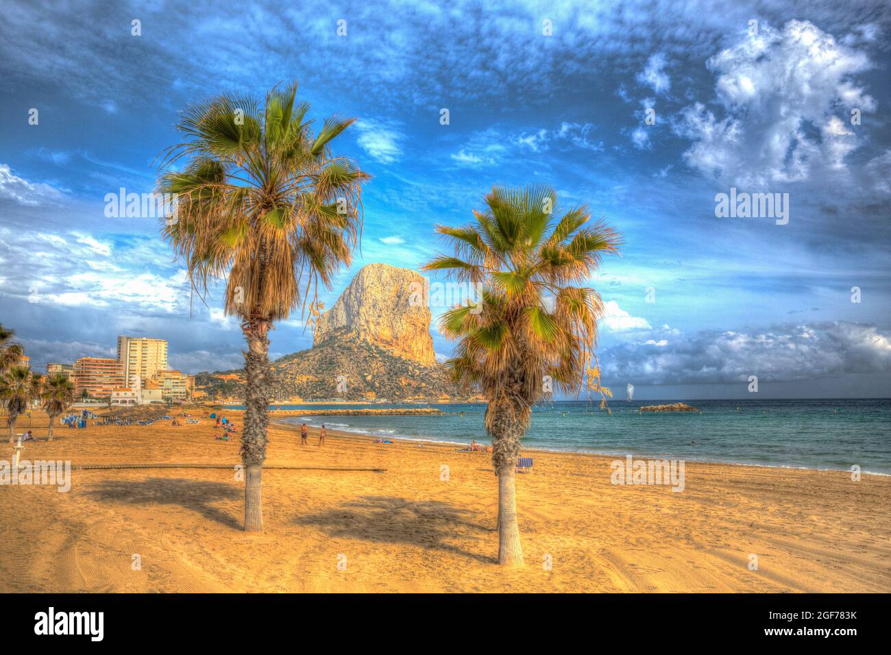Calp Spanien Palmen und berühmten Felsen Wahrzeichen von Penyal d'IFAC an der Costa Blanca Stockfoto