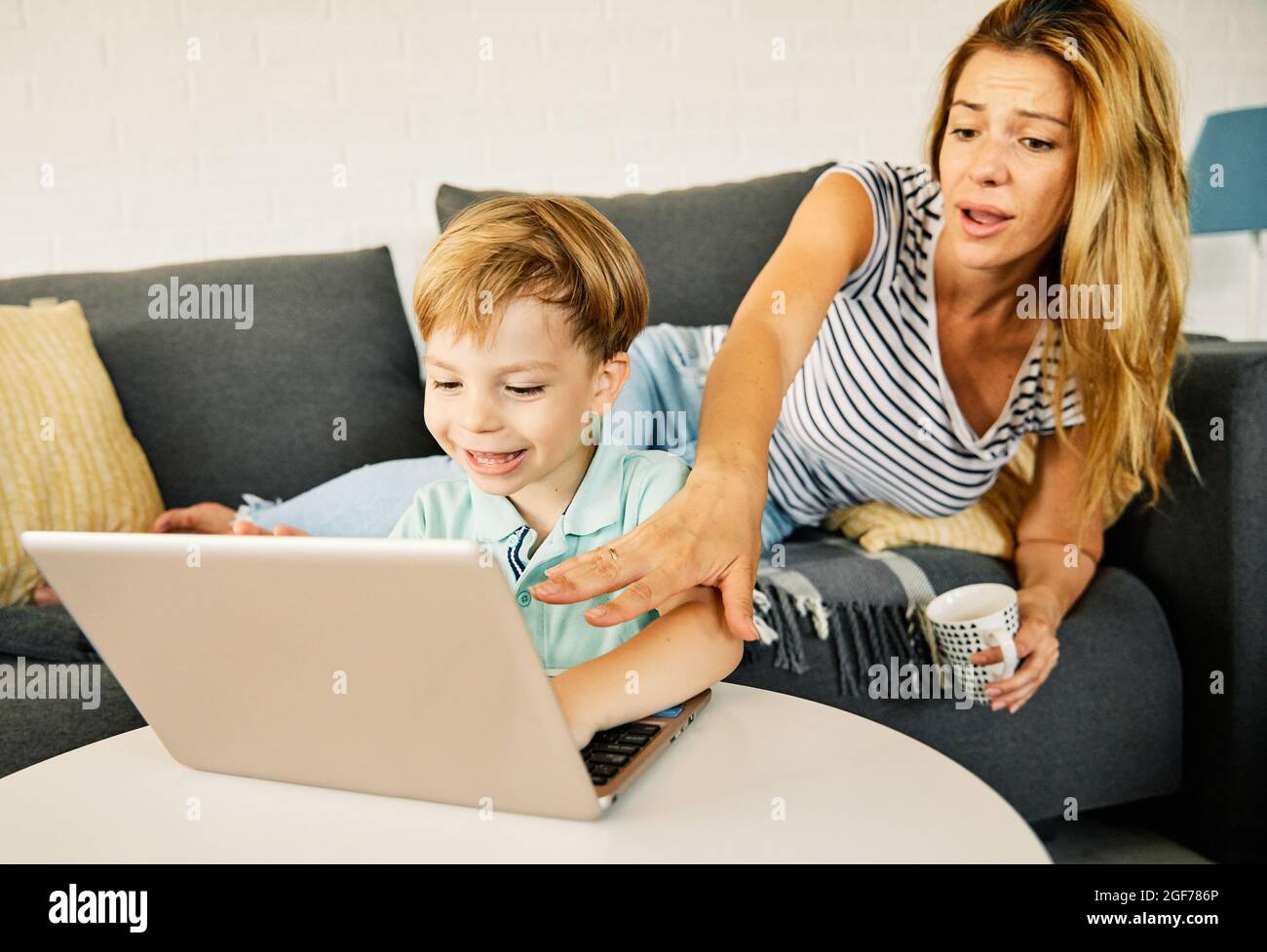 Laptop Computer Bildung Mutter Kind Sohn Junge Familie Kindheit Eltern Anleitung Aufsicht Stockfoto