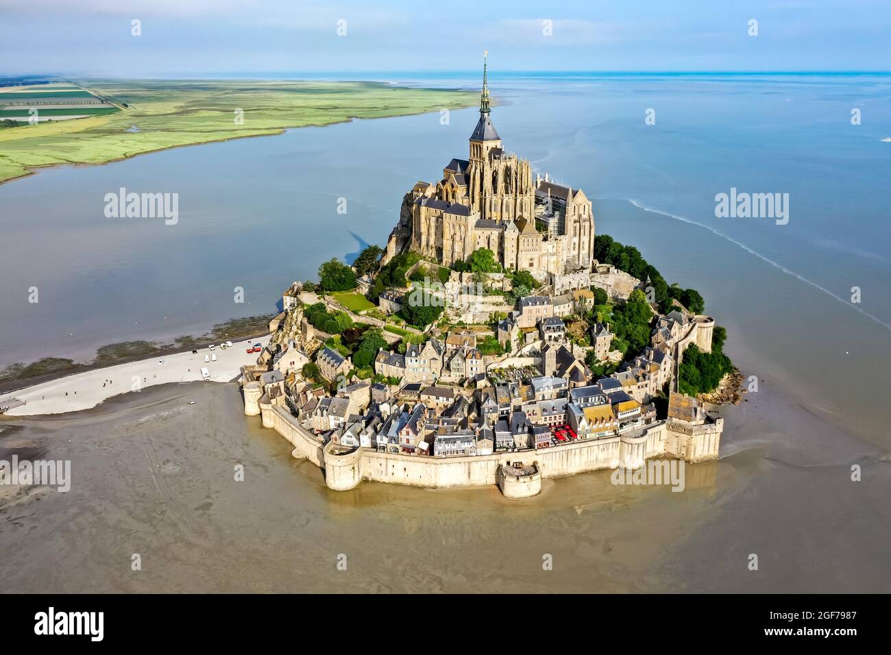 Drohnenaufnahme des historischen Klosters Le Mont Saint Michel, Pontorson, Departement Manche, Normandie, Frankreich Stockfoto