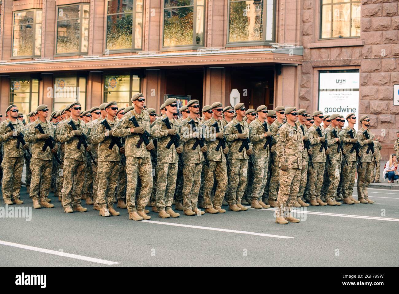 Kiew, Ukraine - 20. August 2021: Generalprobe der Militärparade anlässlich des 30. Unabhängigkeitstages der Ukraine. Die Bildung der Truppen auf Chreschtschatyk Stockfoto