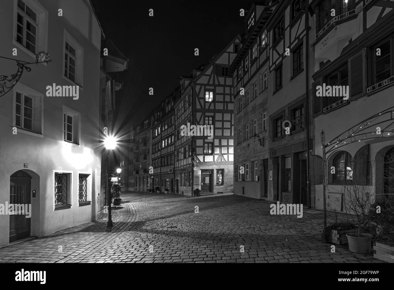 Nächtliche Atmosphäre einer Gasse mit historischen Fachwerkhäusern, Nürnberg, Mittelfranken, Bayern, Deutschland Stockfoto