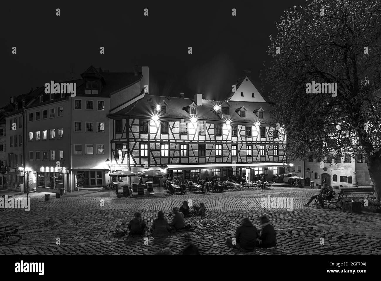 Historisches Gasthaus in der Altstadt mit jungen Leuten am Abend, Tiergaertnertorplatz, Nürnberg, Mittelfranken, Bayern, Deutschland Stockfoto