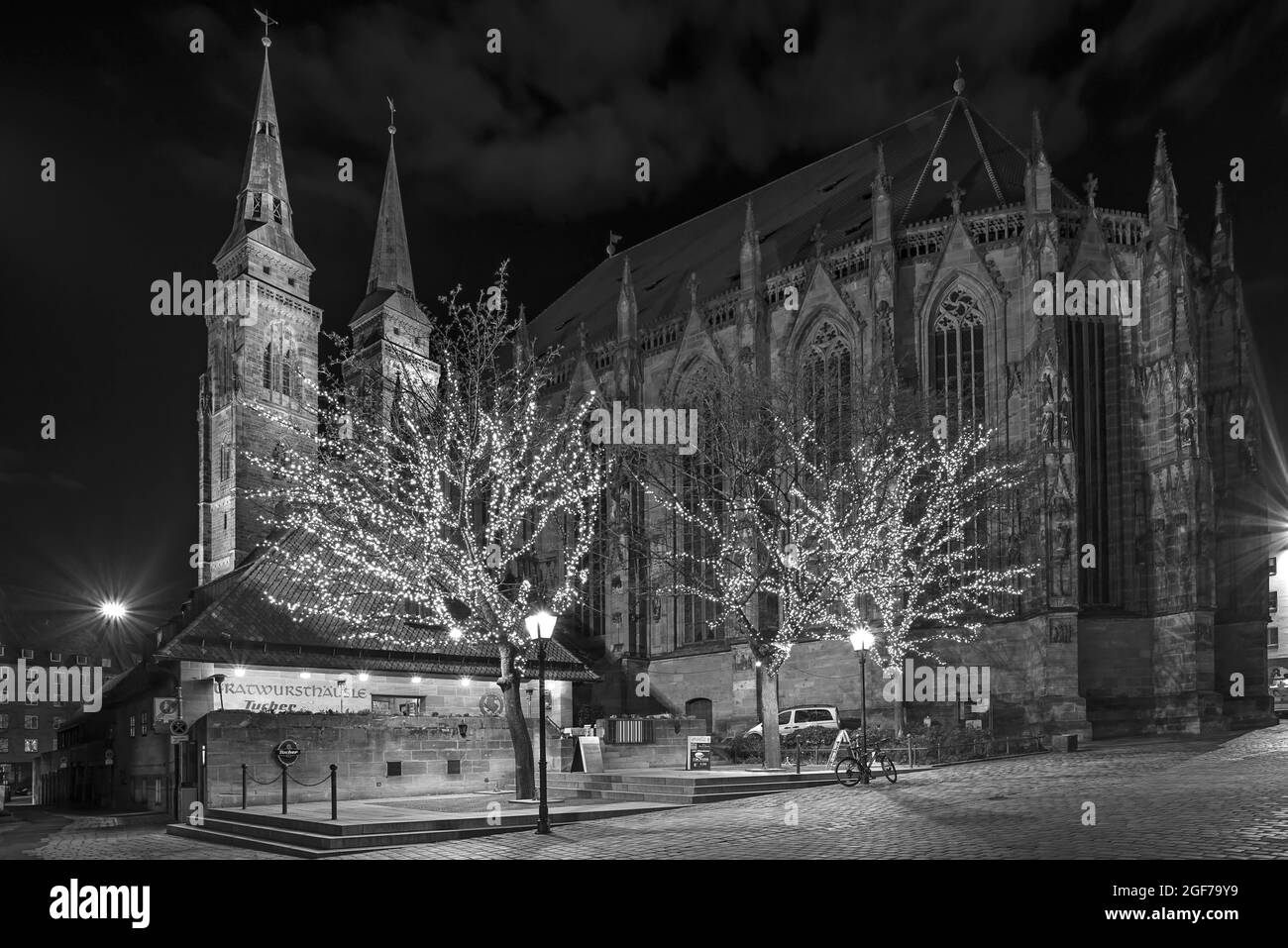 Sebaldus Kirche und Bratwursthäusle bei Nacht, Nürnberg, Mittelfranken, Bayern, Deutschland Stockfoto