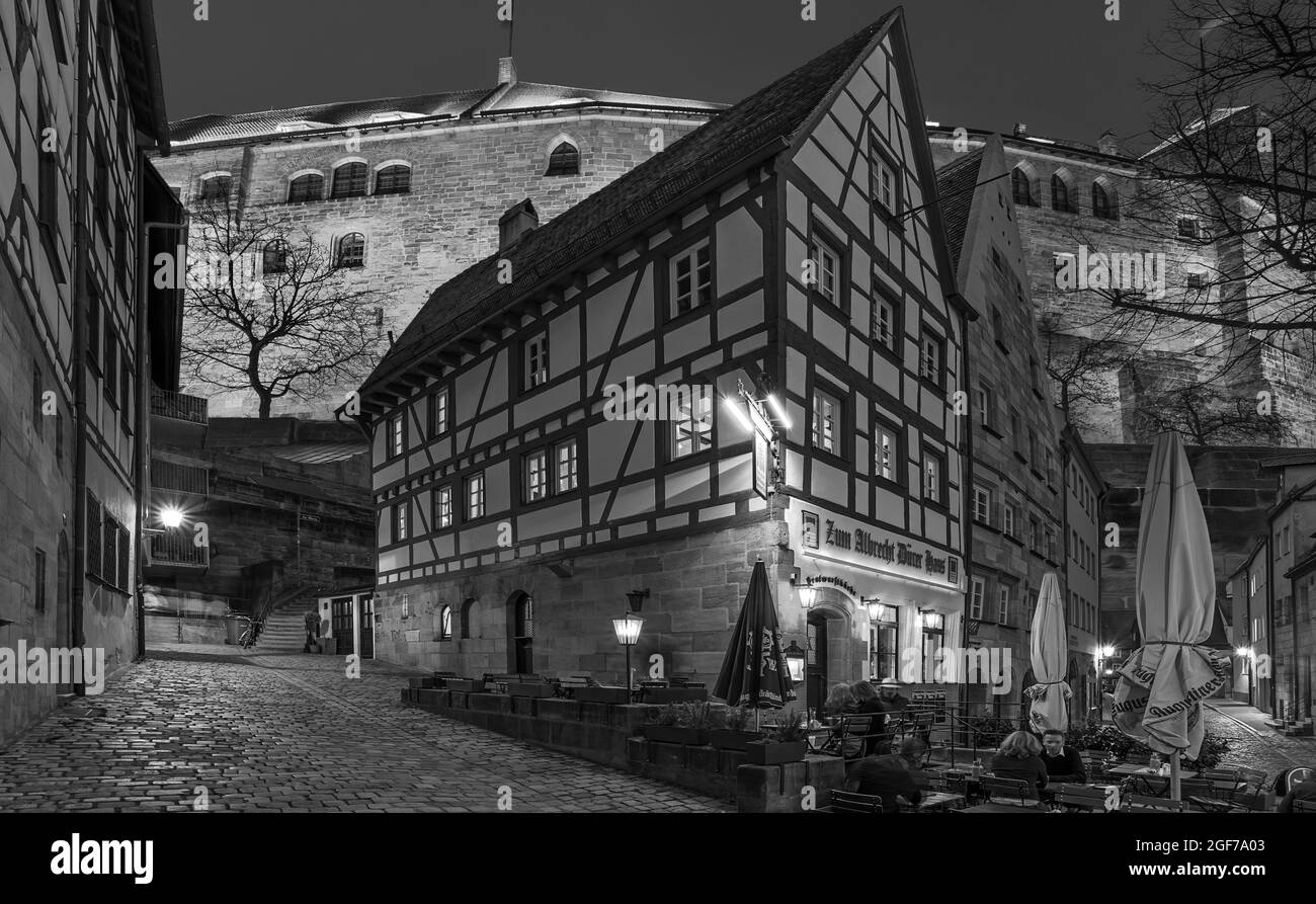 Kaiserburg im Abendlicht, historisches Fachwerkhaus davor, Nürnberg, Mittelfranken, Bayern, Deutschland Stockfoto