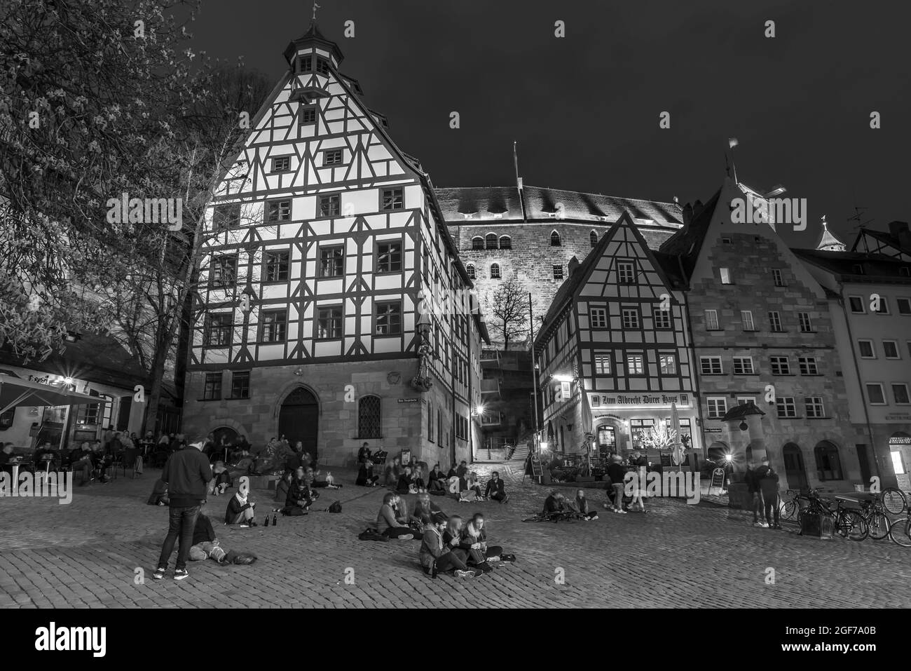 Historische Fachwerkhäuser mit Kaiserburg, Tiergaertnertorplatz, Nürnberg, Mittelfranken, Bayern, Deutschland Stockfoto