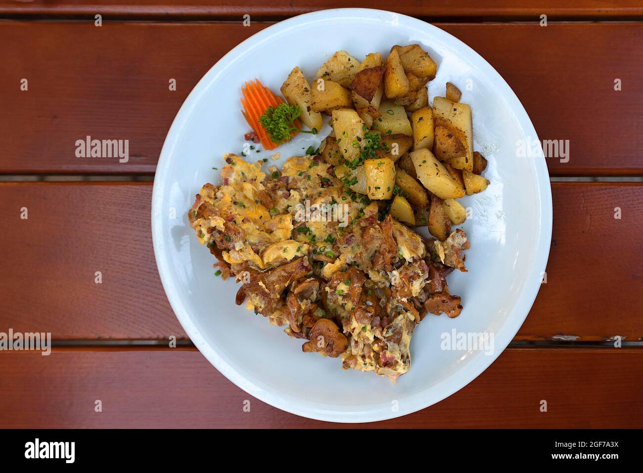 Bratkartoffel mit Rührei auf einem Teller serviert, Bayern, Deutschland Stockfoto