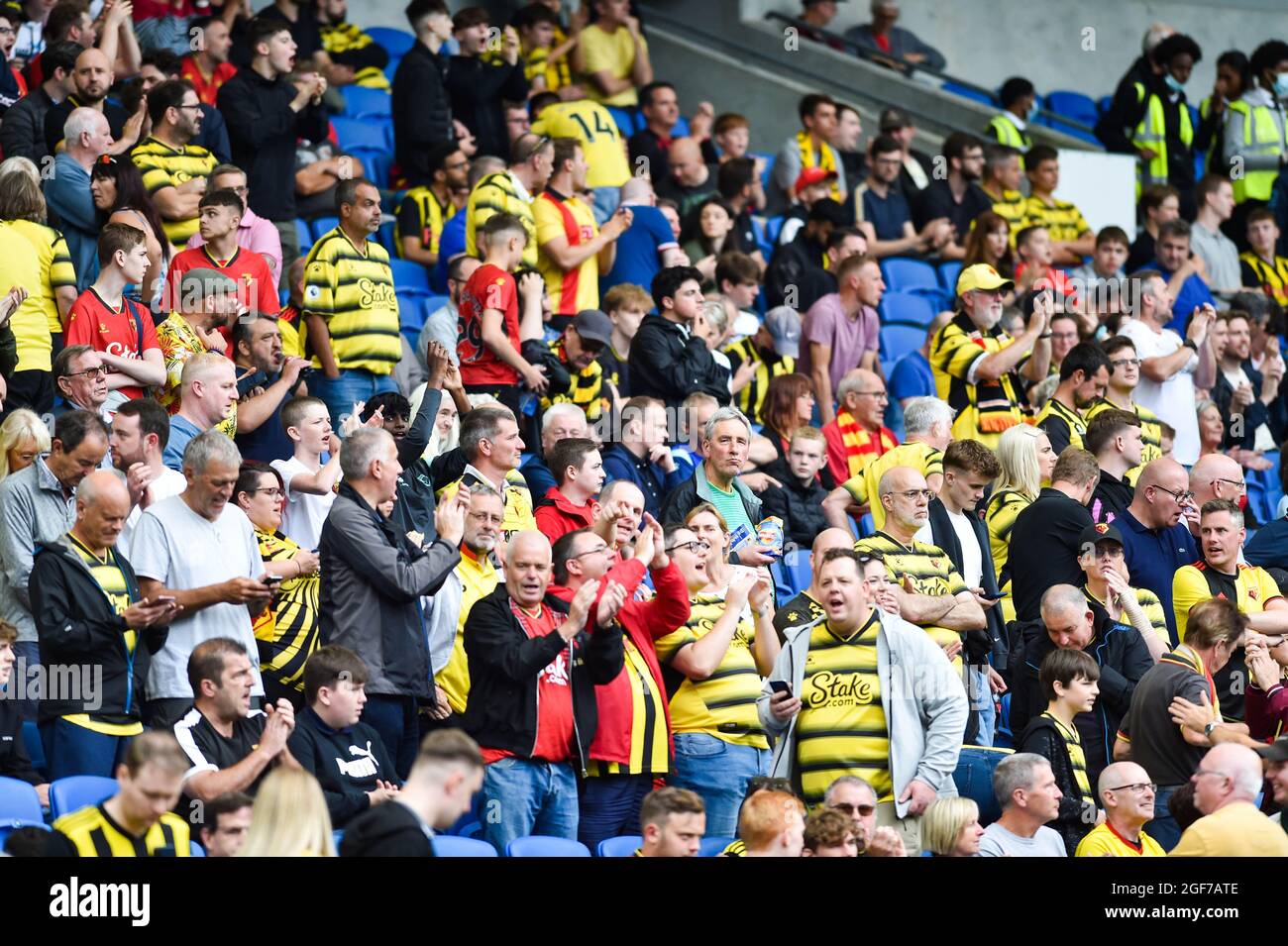 Watford-Fans während des Premier League-Spiels zwischen Brighton und Hove Albion und Watford im American Express Stadium in Brighton, Großbritannien - 21. August 2021 - nur für redaktionelle Verwendung. Keine Verkaufsförderung. Für Football-Bilder gelten Einschränkungen für FA und Premier League. Keine Nutzung des Internets/Handys ohne FAPL-Lizenz - für Details wenden Sie sich an Football Dataco Stockfoto