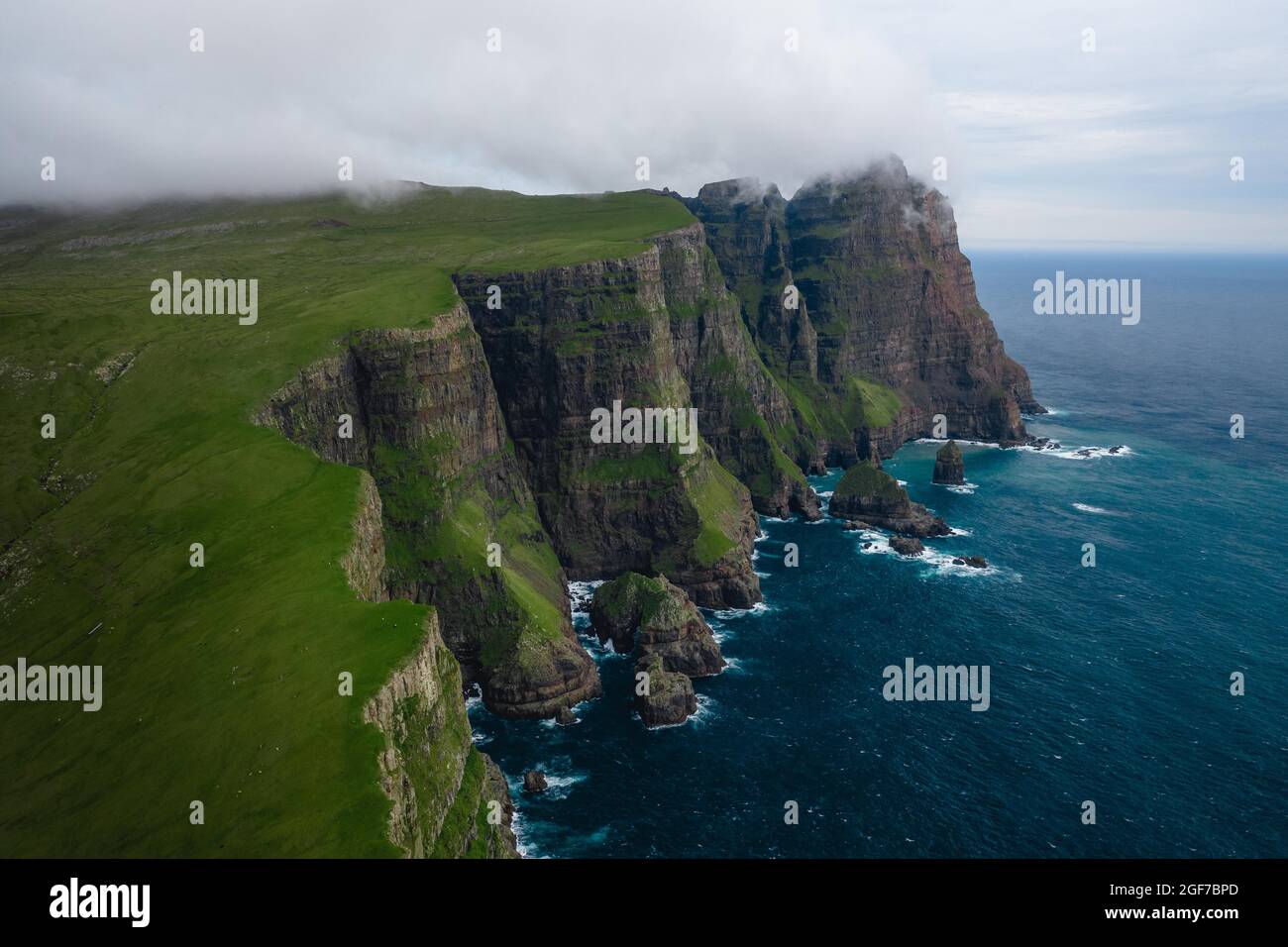 Luftaufnahme, Klippe von Beinisforo, Sud, Färöer-Inseln Stockfoto