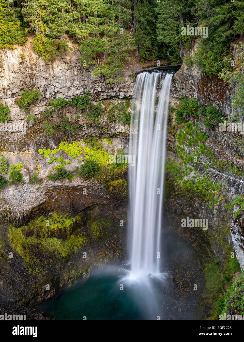 Brandywine Falls, Wasserfall, der die Klippen hinunterstürzt, Brandywine Falls Provincial Park, Whistler, British Columbia, Kanada Stockfoto