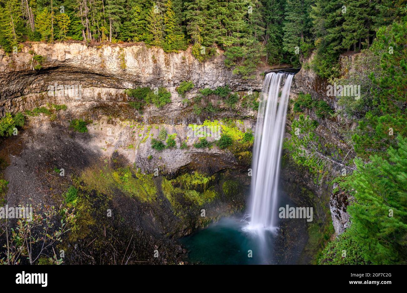 Brandywine Falls, Wasserfall, der die Klippen hinunterstürzt, Brandywine Falls Provincial Park, Whistler, British Columbia, Kanada Stockfoto