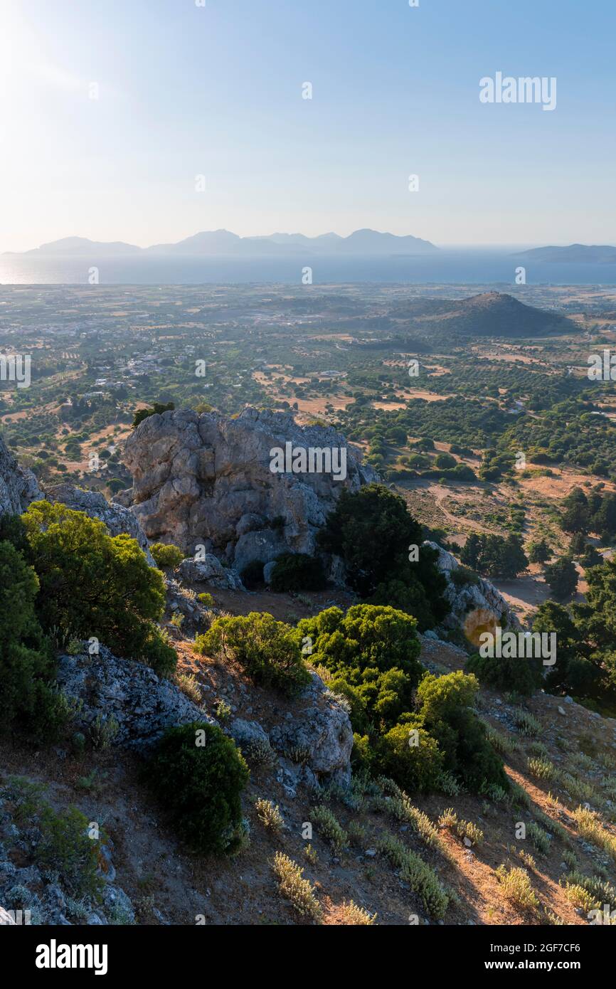 Blick über die Insel auf das Meer, Felsen und Hügel, auf der Hinterinsel Kalymnos, Kos, Dodekanes, Griechenland Stockfoto