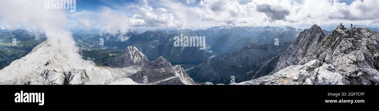 Blick von der Watzman Mittelspitze nach Watzmandinder, Königsee und Hintersee, Wanderweg nach Watzmann, Watzmann Kreuzung, Berchtesgaden, Bayern, Deutschland Stockfoto