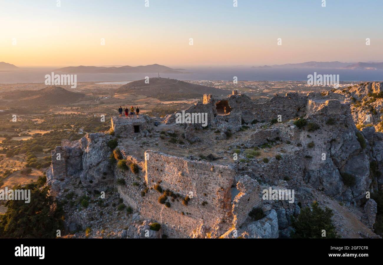 Blick über die Insel zum Meer, Ruinen der Paleo Pyli Burg, Sonnenuntergang, Kos, Dodekanes, Griechenland Stockfoto