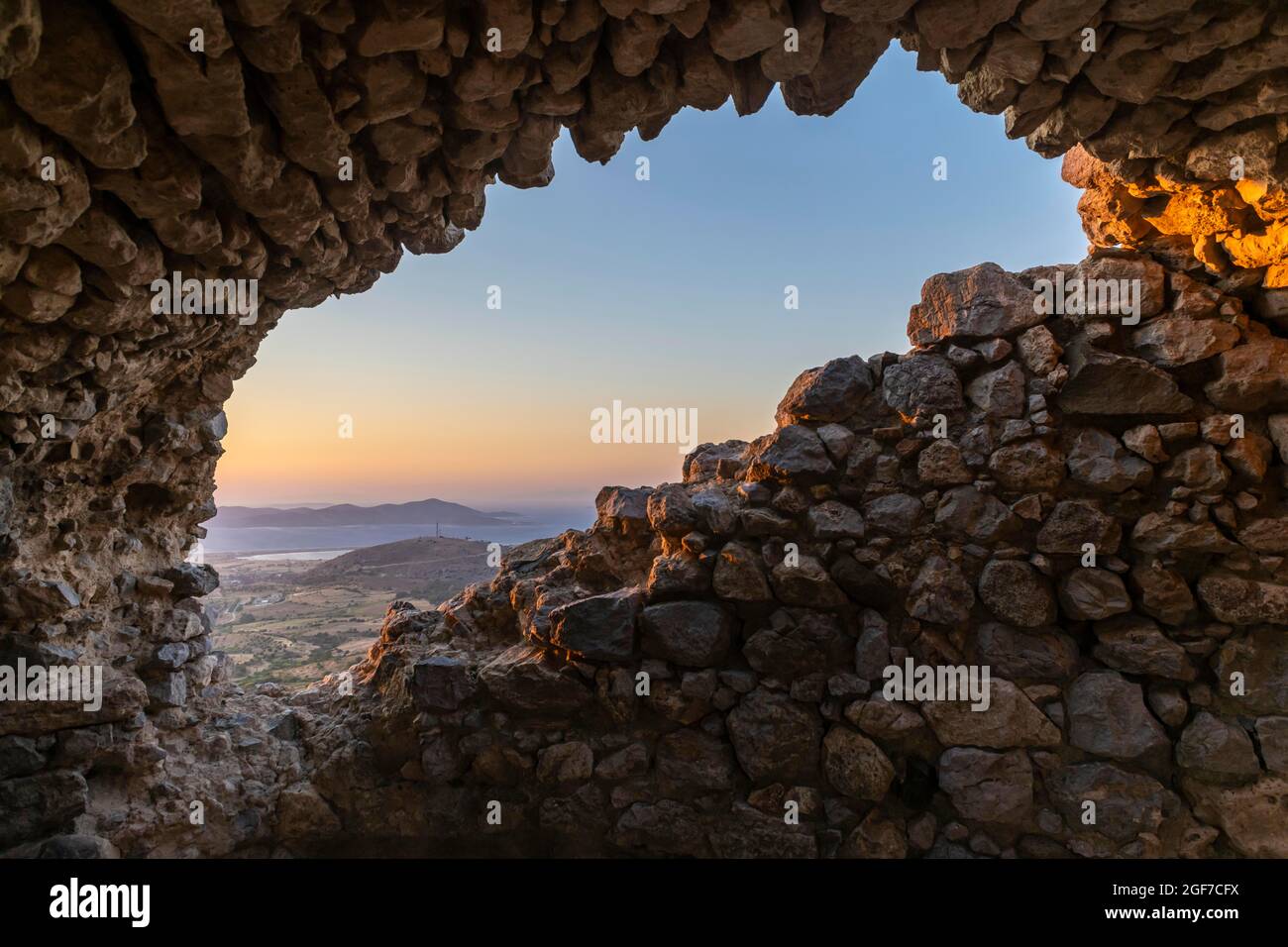 Paleo Pyli Burgruinen, Blick auf Meer und Landschaft durch Loch in Burgmauer, Sonnenuntergang, os, Dodekanes, Griechenland Stockfoto