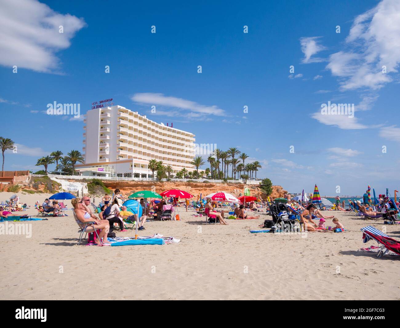 Urlauber am Strand von La Zenia an der Costa Blanca in Spanien am Mittelmeer bei Torrevieja. Stockfoto