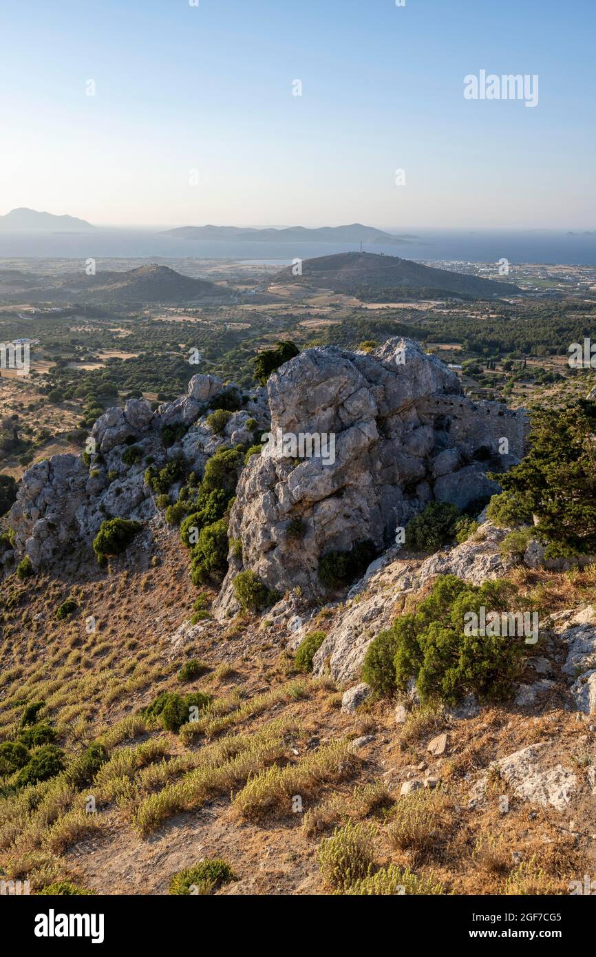Blick über die Insel zum Meer, Hügel, auf der hinteren Insel Kalymnos, Blick von der Burg Paleo Pyli, Kos, Dodekanes, Griechenland Stockfoto
