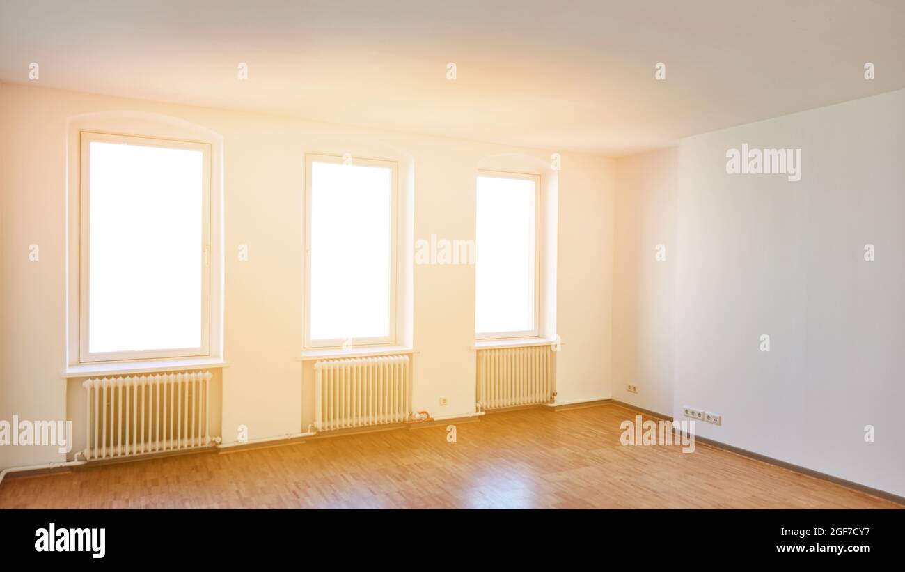 Heller, sonniger Raum im Sommer mit großen Fenstern in einem alten Gebäude Stockfoto