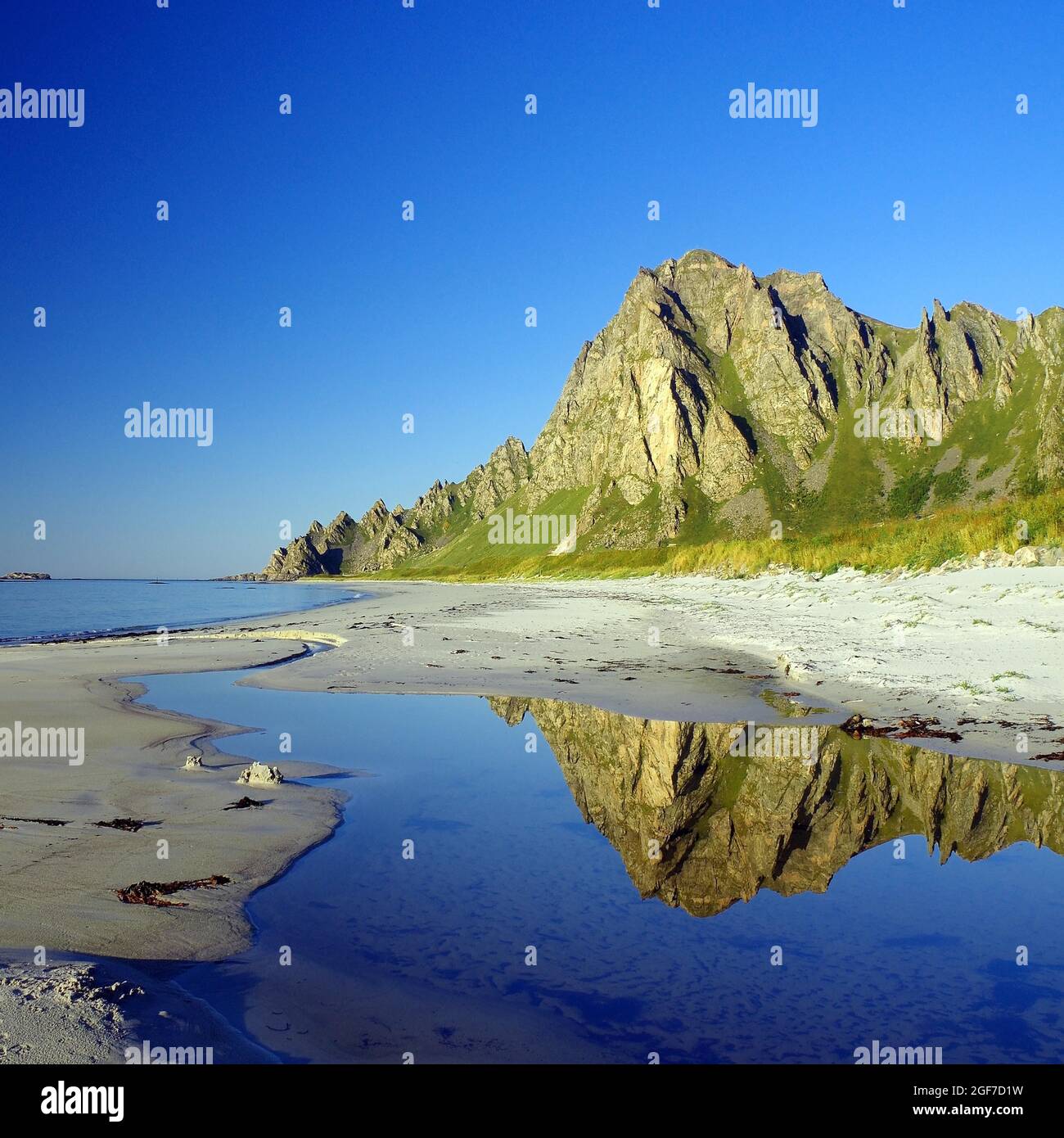 Berge, die sich in einem kleinen Gewässer spiegeln, langer, verlasser Sandstrand, Bleik, Andoya, Nordland, Norwegen Stockfoto