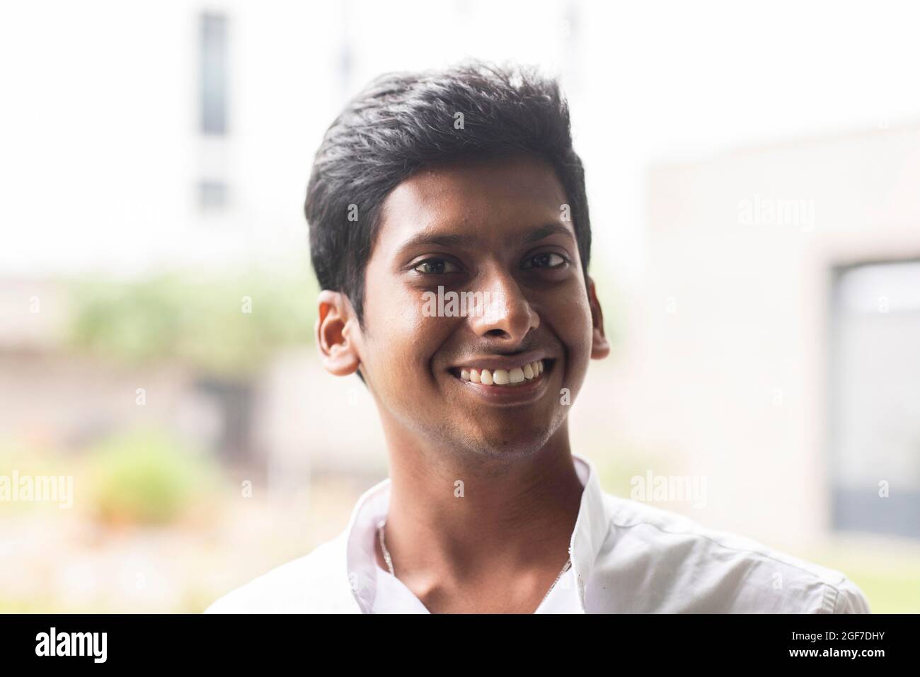 Junger Mann vor dem Portrait, Freiburg, Baden-Württemberg, Deutschland Stockfoto