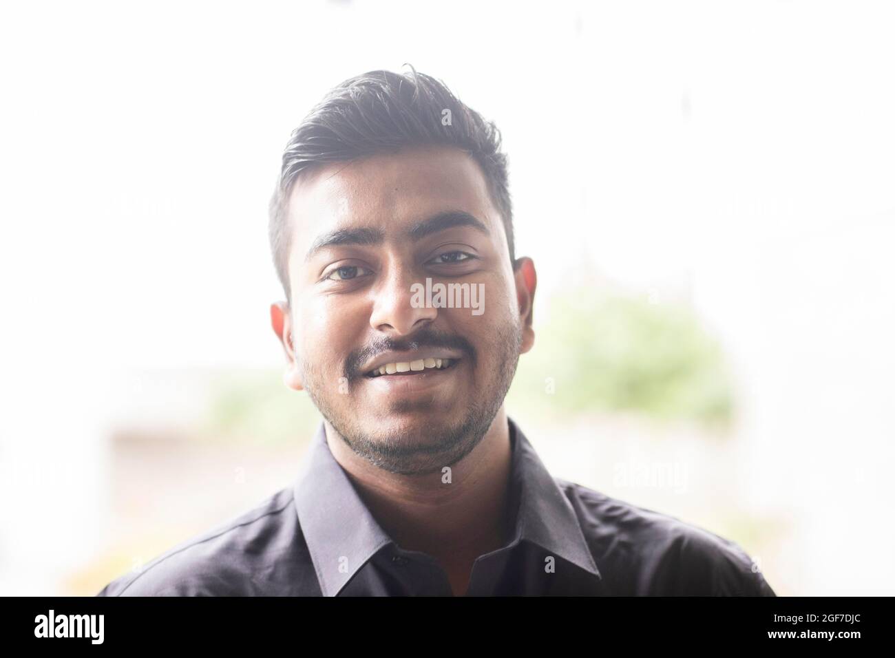 Junger Mann vor dem Portrait, Freiburg, Baden-Württemberg, Deutschland Stockfoto