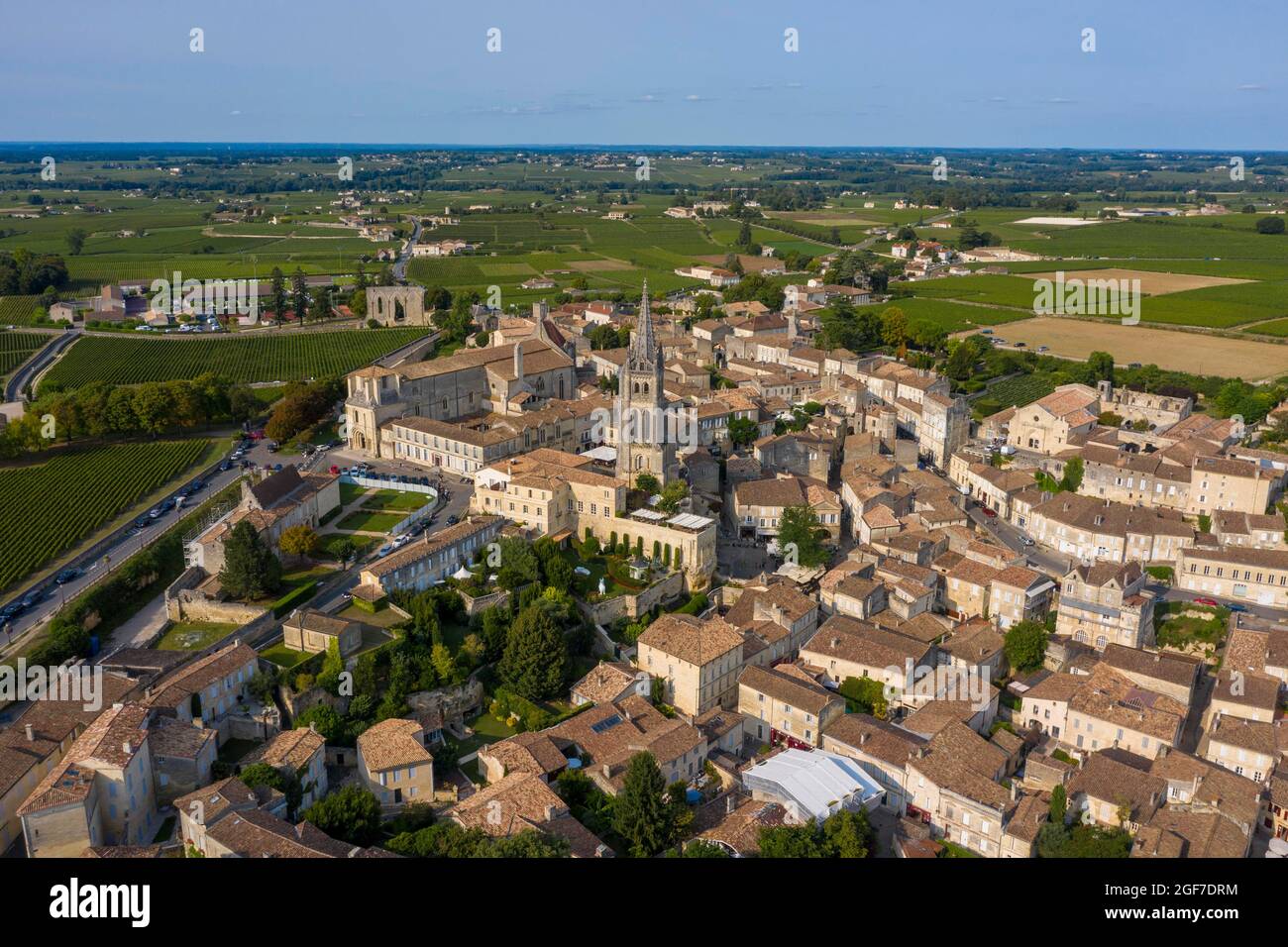 Blick auf die Stadt mit Felskirche, Saint-Emilion, Departement Gironde, Nouvelle-Aquitaine, Frankreich Stockfoto