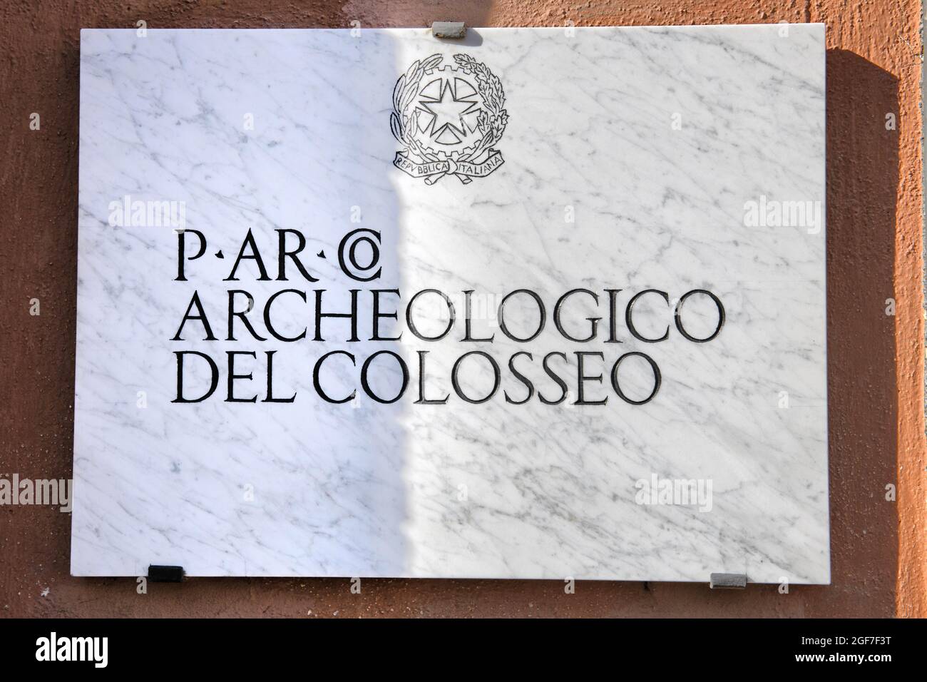 Marmorplatte mit offiziellem Siegel und Kennzeichnung in italienischer Sprache für den Archäologischen Park Kolosseum, Rom, Latium, Italien Stockfoto