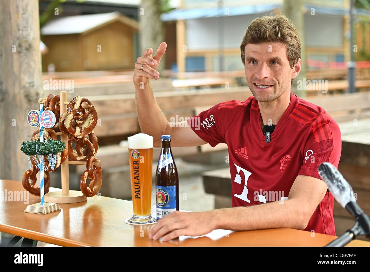 München, Deutschland. August 2021. Thomas Müller Gesten beim FC Bayern München Paulaner 'Lederhosen Shoot' beim Paulaner am Nockherberg. Kredit: Lennart Preiss/dpa/Alamy Live Nachrichten Stockfoto