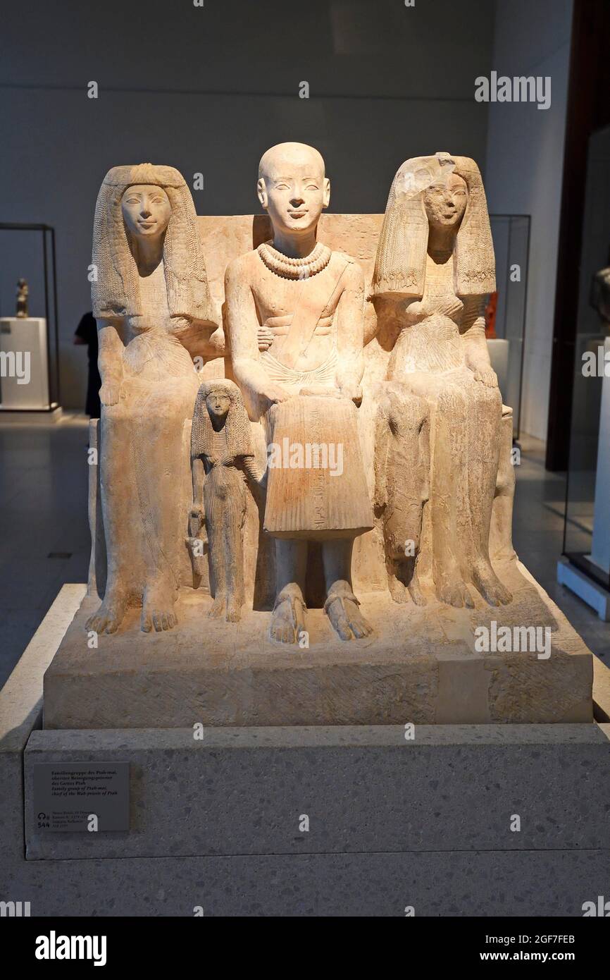 Familiengruppe von Ptah-Mai, c. 1279 v. Chr., Ägyptisches Museum, Neues Museum, Museumsinsel, Berlin, Deutschland Stockfoto