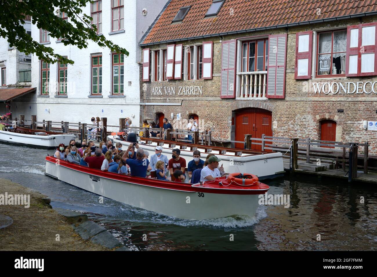 Ausflugsboote auf einem Kanal in Brügge, Provinz Westflandern, Belgien Stockfoto