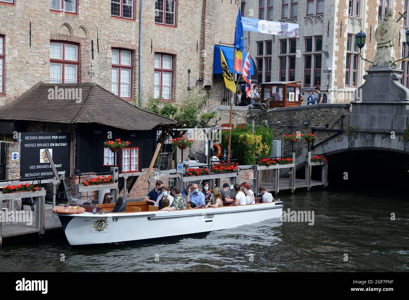Ausflugsboot auf einem Kanal im historischen Zentrum der Altstadt von Brügge, Provinz Westflandern, Belgien Stockfoto