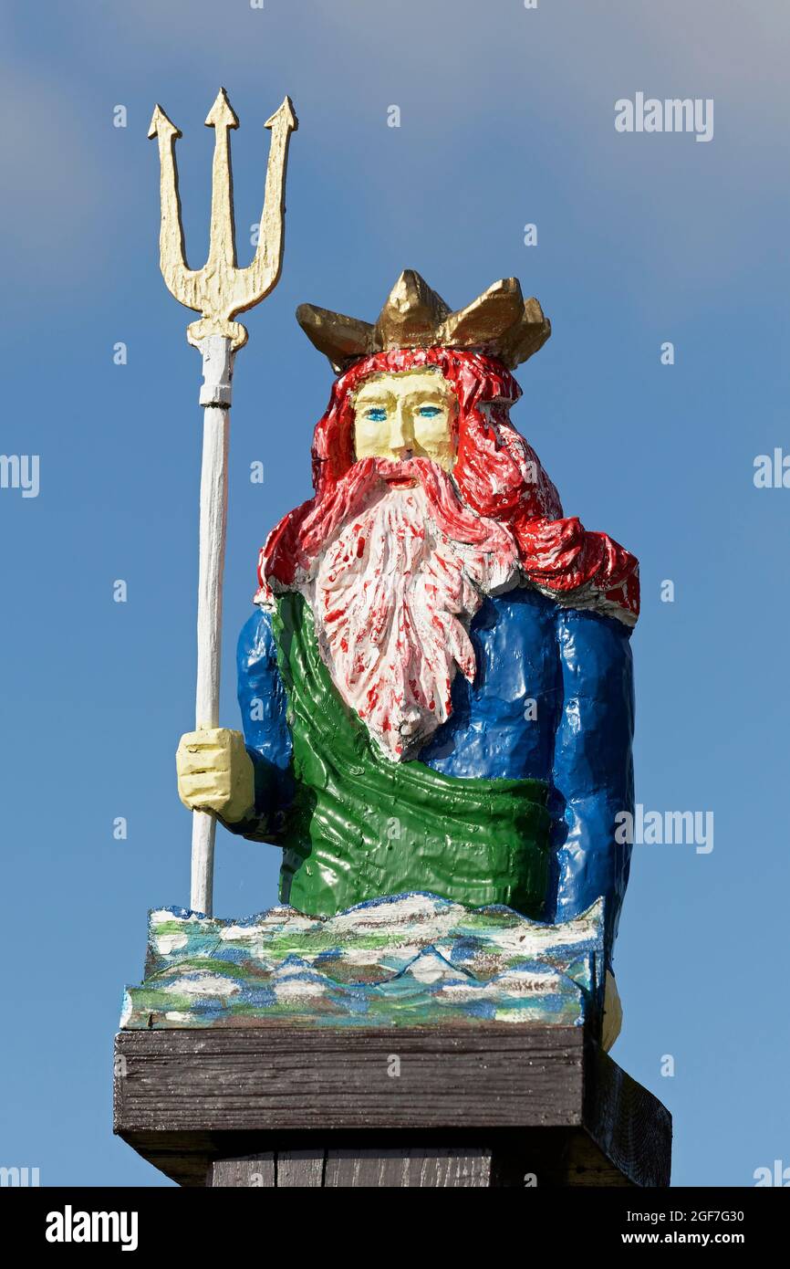 Neptun mit Dreizack, geschnitzte Figur, bunt bemalt, auf einem Straßenschild, Liste auf Sylt, Nordfriesische Inseln, Schleswig-Holstein, Deutschland Stockfoto
