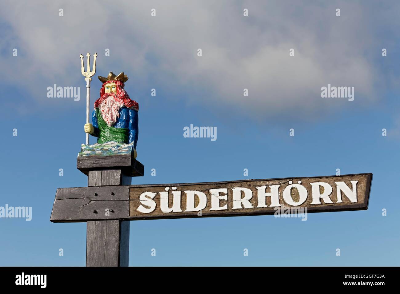 Original Straßenschild mit geschnitzter Figur, Neptun mit Dreizack, Suederhoern, Liste auf Sylt, Nordfriesische Inseln, Schleswig-Holstein, Deutschland Stockfoto