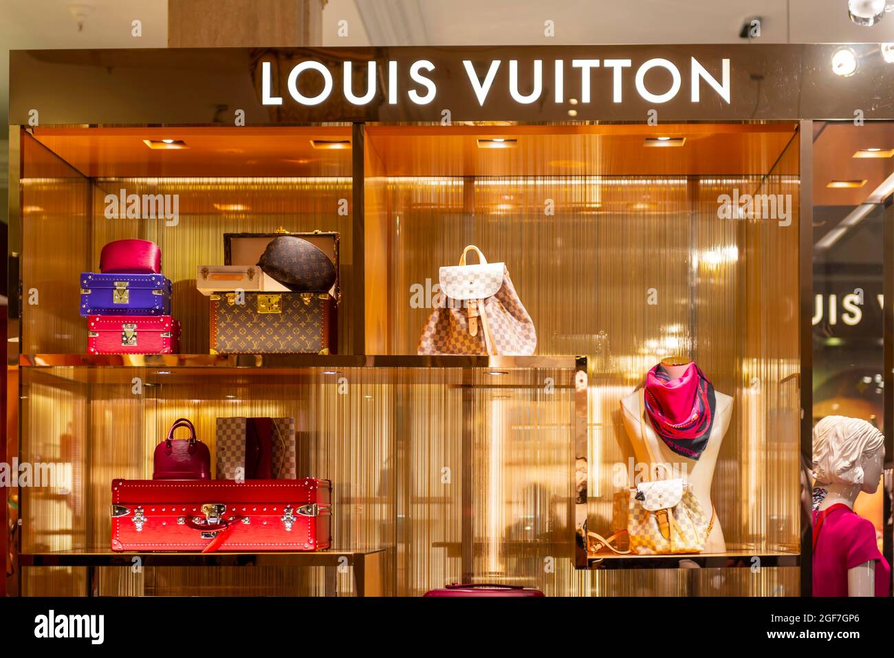 Display mit Handtaschen, Luxusmarke Louis Vuitton, Luxuskaufhäuser, Harrods, London, England, Großbritannien Stockfoto