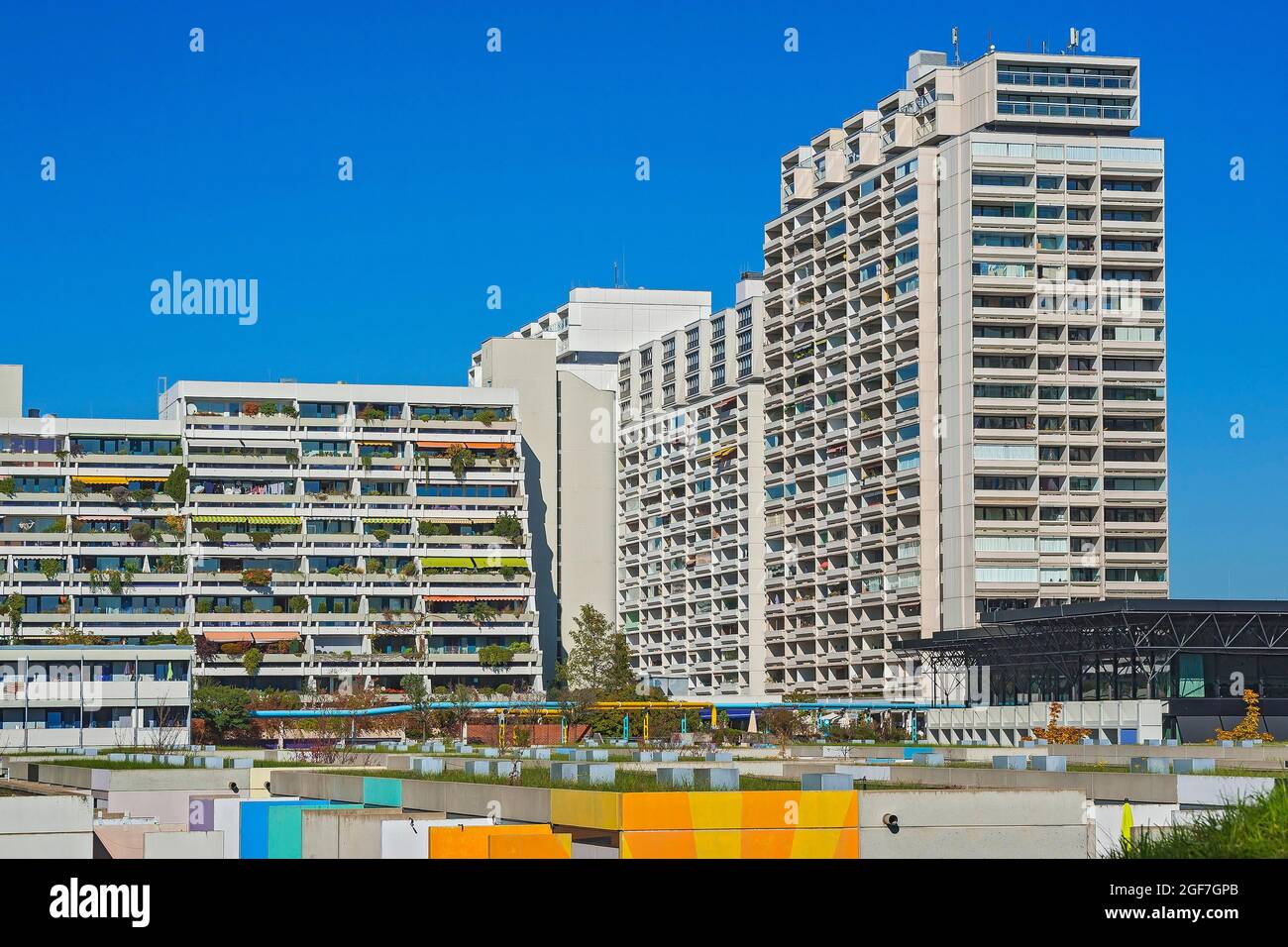 Grüne Dächer und Betonbalkone im Olympischen Dorf, München, Oberbayern, Bayern, Deutschland Stockfoto