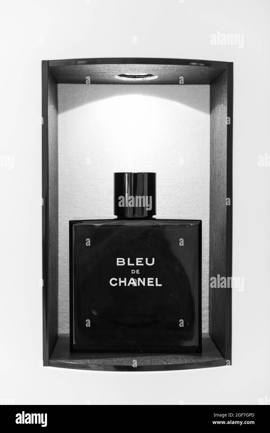 Parfümflasche Bleu de Chanel, Luxuskaufhäuser, Harrods, London, England, Großbritannien Stockfoto
