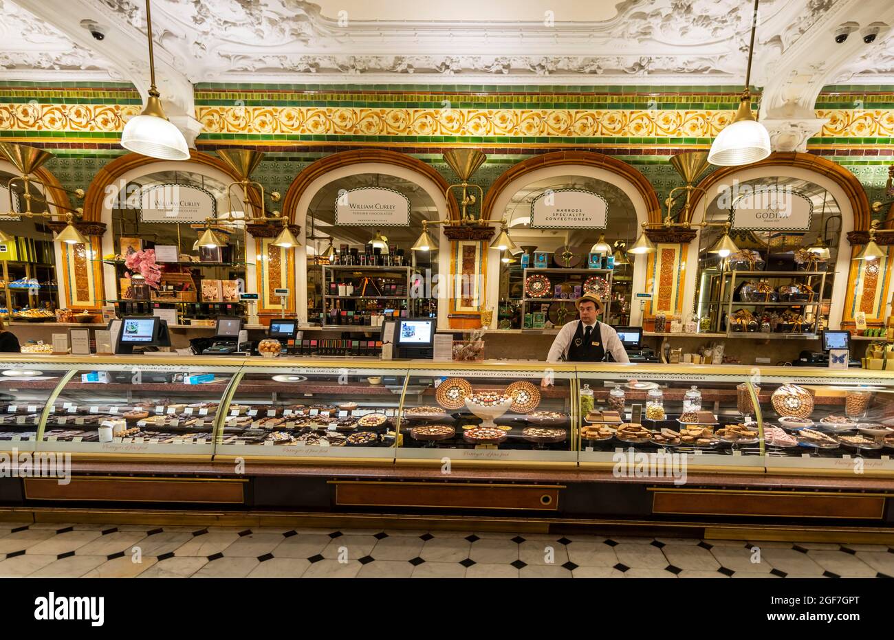 Theke mit Kuchen und Gebäck, Luxuskaufhäuser, Harrods, London, England, Großbritannien Stockfoto