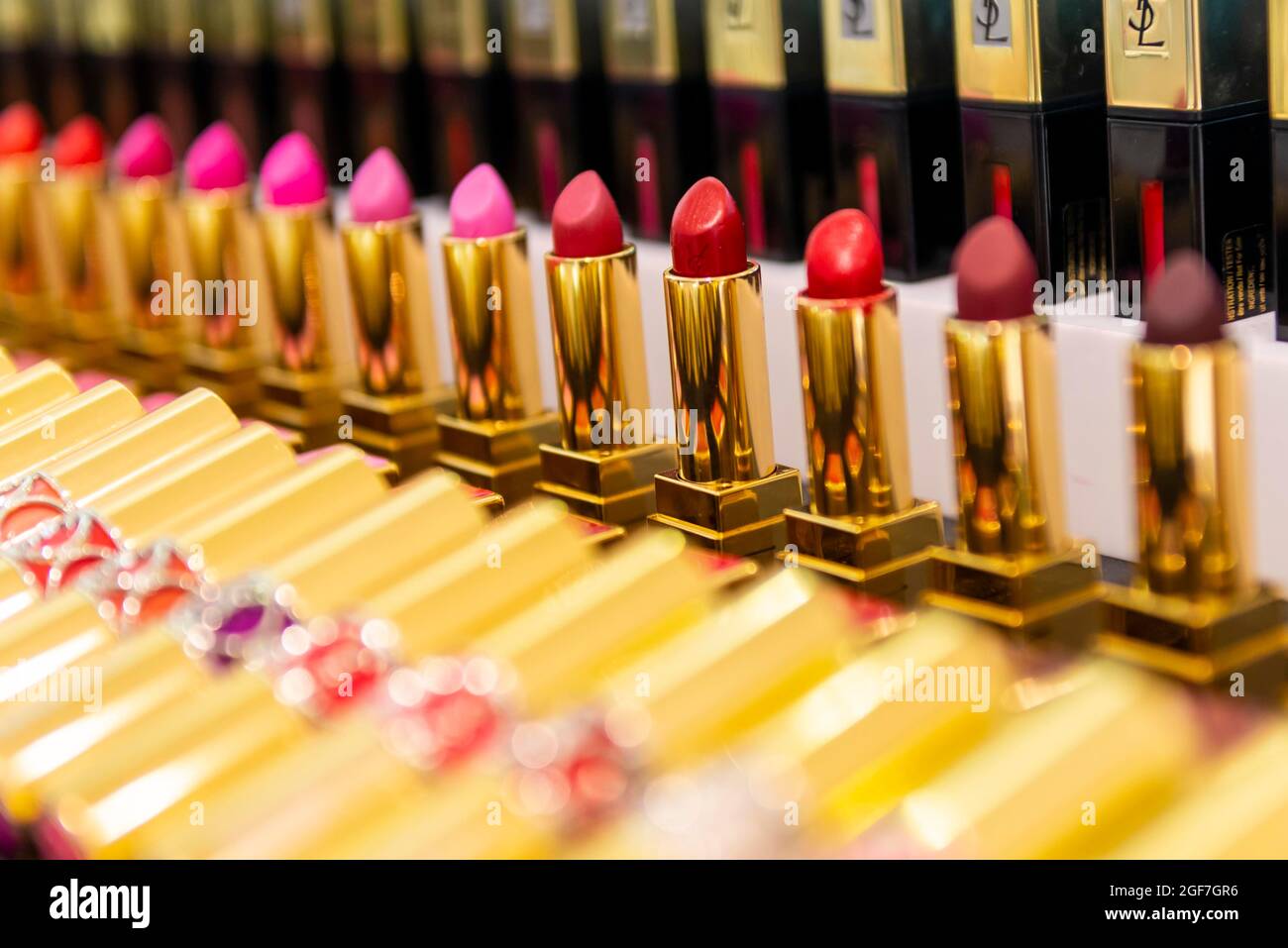 Lippenstifte in verschiedenen Rottönen, Make-up-Abteilung, Luxuskaufhäuser, Harrods, London, England, Großbritannien Stockfoto