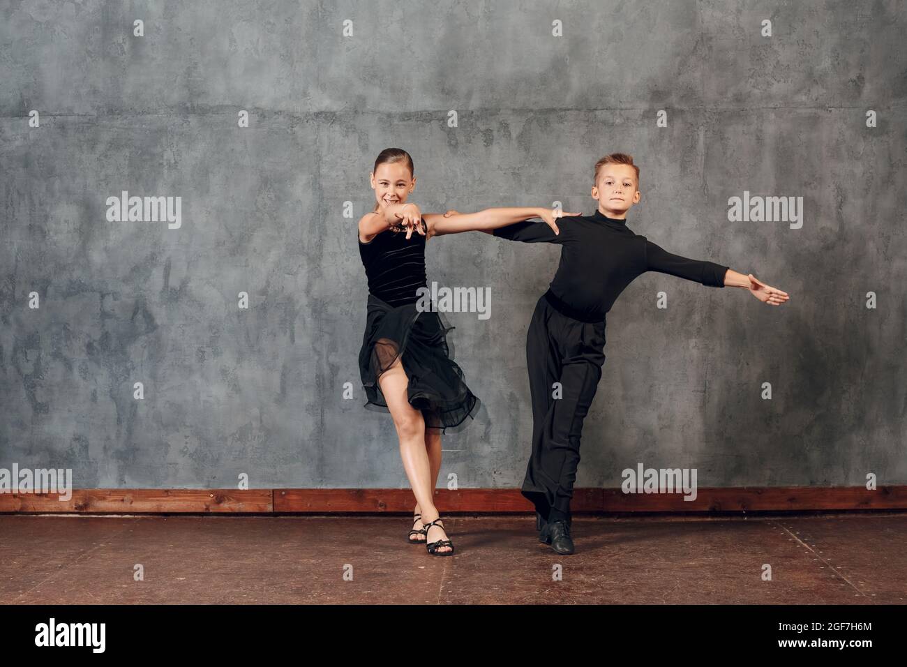 Junges Paar Junge und Mädchen tanzen im Ballsaal Tanz Jive. Stockfoto