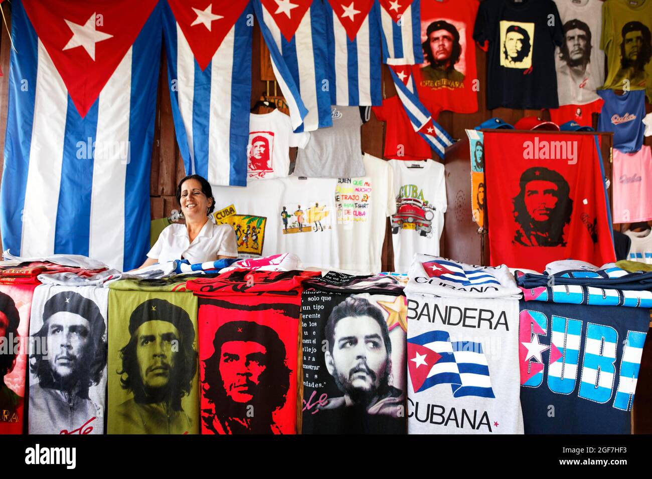 Kubanische Frau, die Souvenirs verkauft, kubanische Flagge, T-Shirts mit Porträt von Ernesto Che Guevara, Nationalpark Jardines de la Reina, Archipel, Camagueey Stockfoto