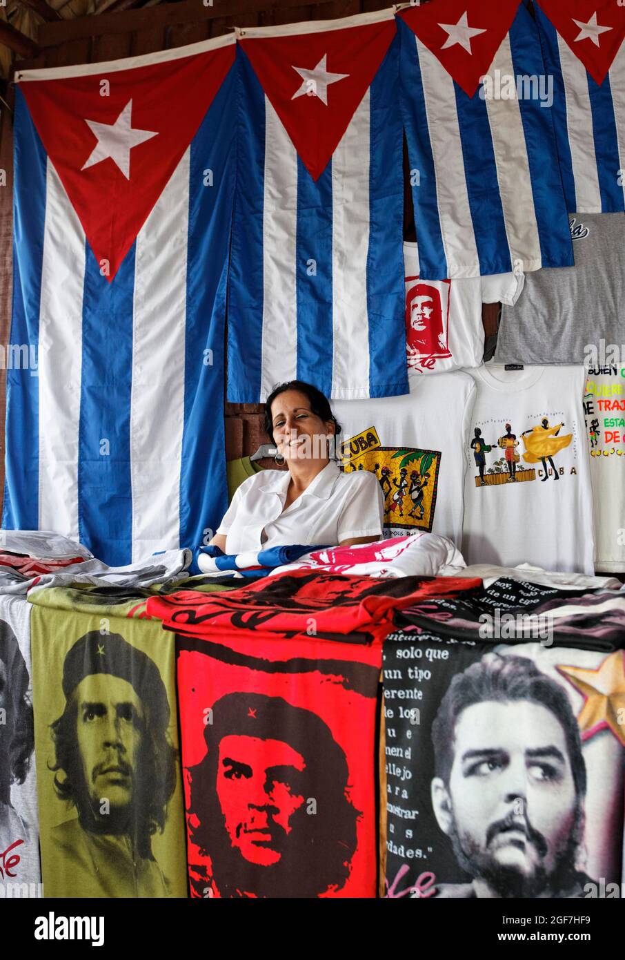 Kubanische Frau, die Souvenirs verkauft, kubanische Flagge, T-Shirts mit Porträt von Ernesto Che Guevara, Nationalpark Jardines de la Reina, Archipel, Camagueey Stockfoto