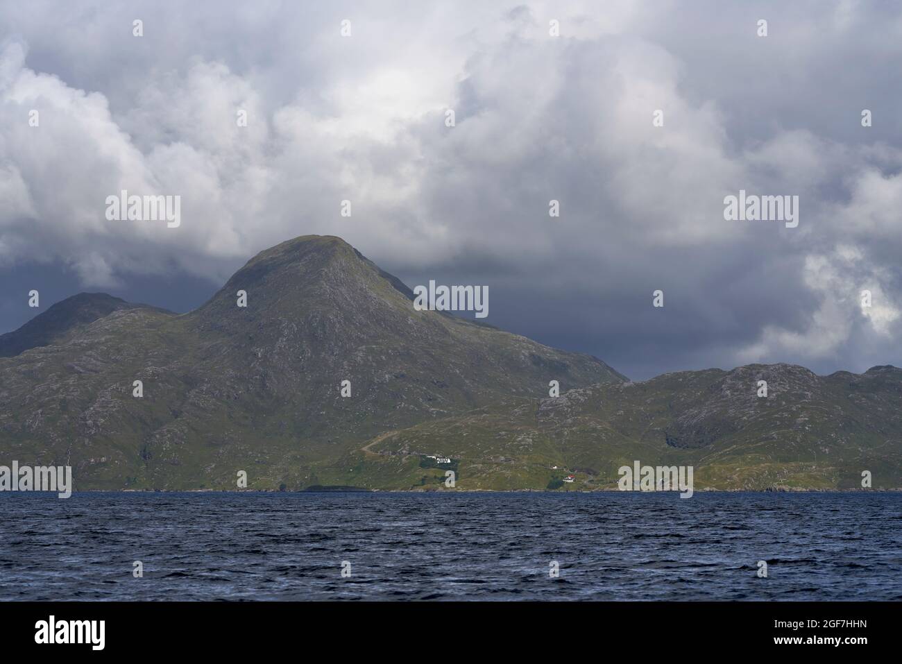 Rhenigidale auf der Isle of Harris vom Meer aus gesehen auf einer Bootsfahrt zu den Shiant Isles. Stockfoto