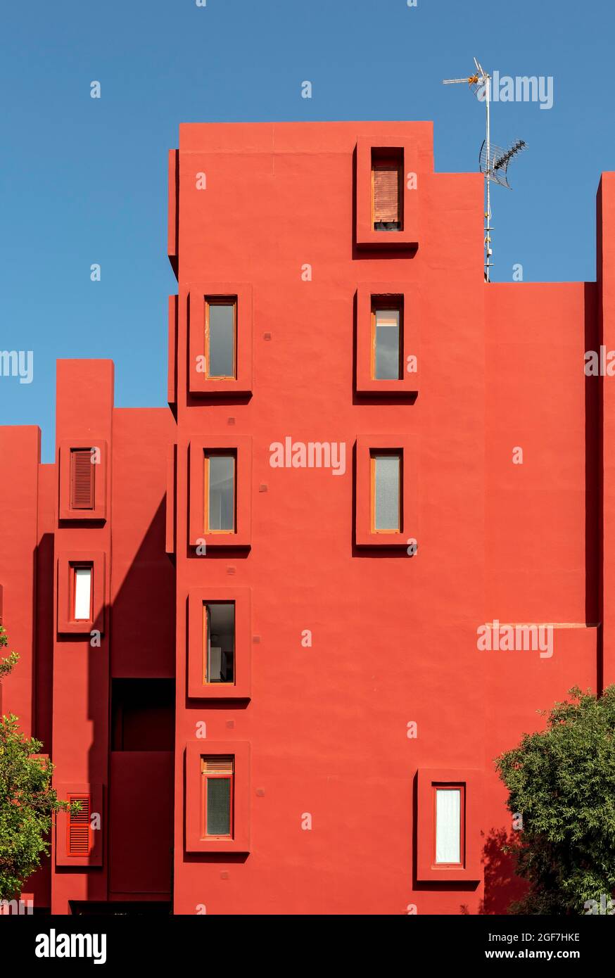 La Muralla Roja (Rote Mauer) Gebäude, postmoderner Apartmentkomplex, entworfen von Ricardo Bofill, Manzanera, Calp (Calpe), Spanien Stockfoto
