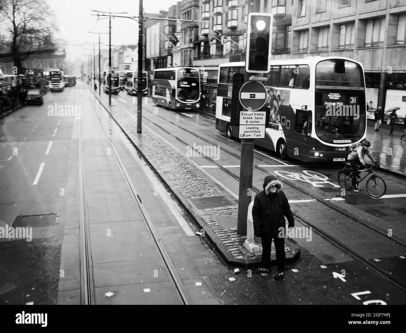 Lothian Busse Radfahrer und Menschen in Princess Street. Stockfoto