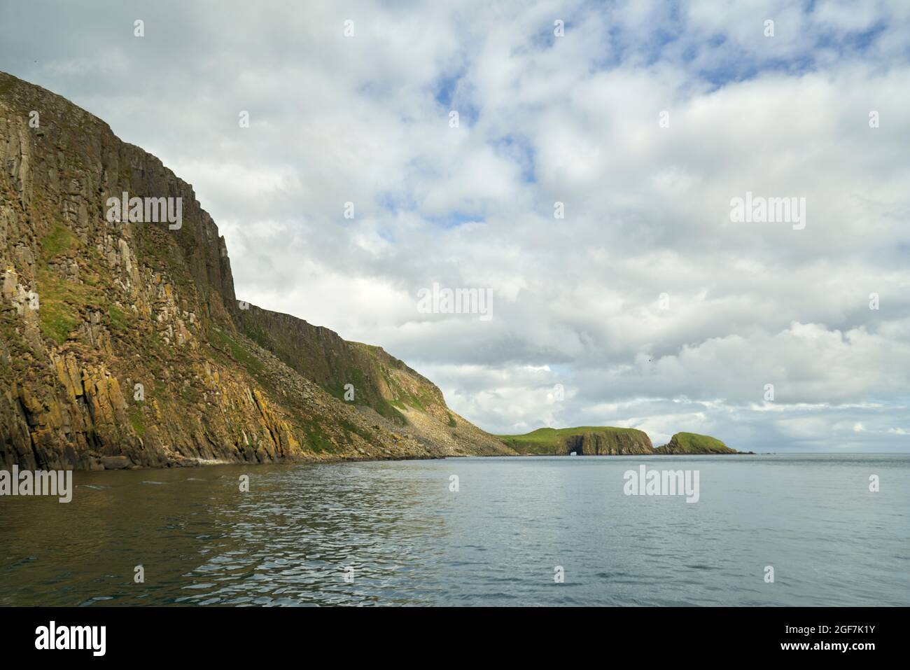 Die Klippen und der natürliche Meeresbogen von Garbh Eilean in den Shiant Inseln. Stockfoto