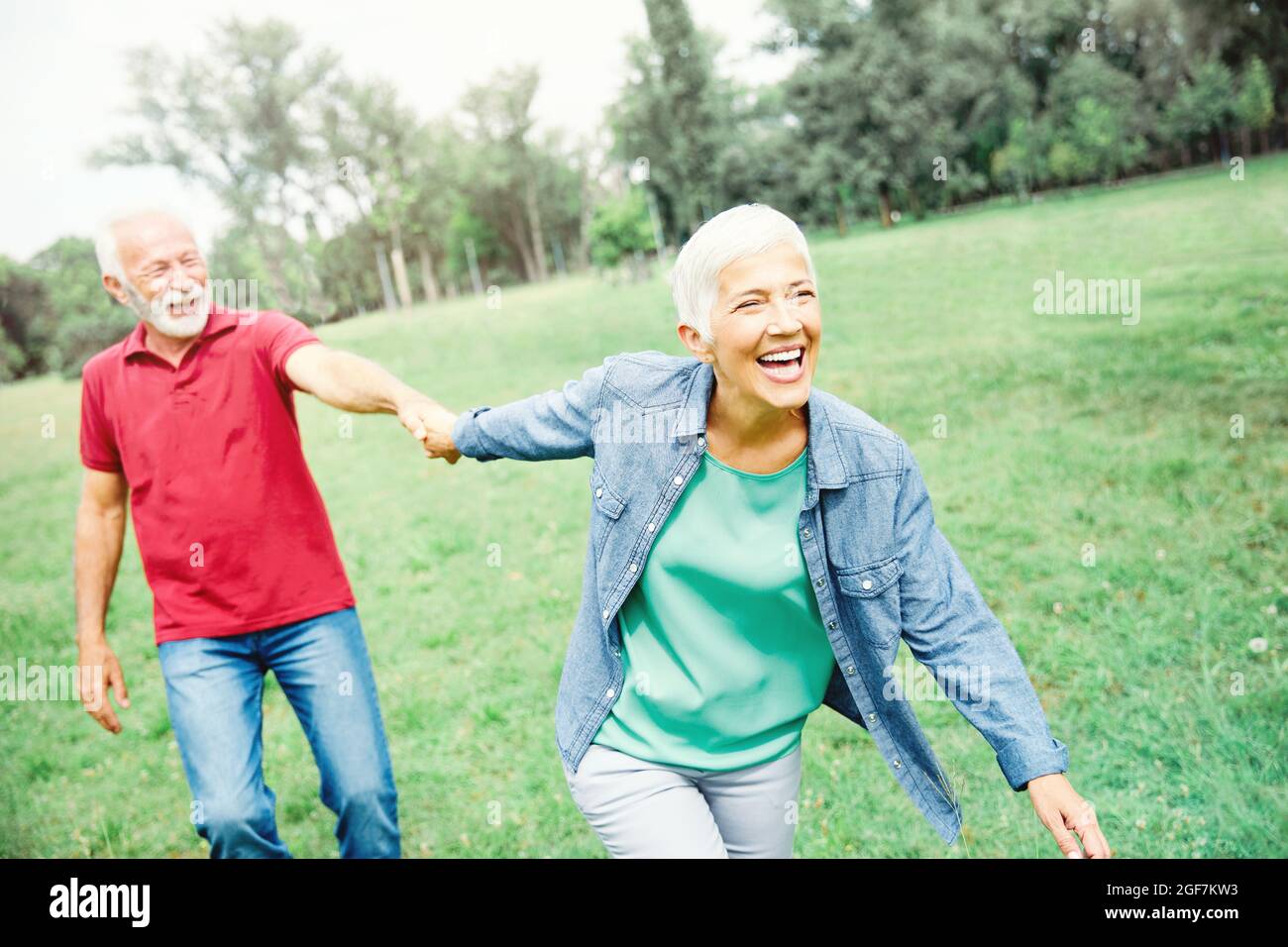 Ältere Paar glücklich Ältere lieben zusammen Ruhestand Lebensstil lächelnd Mann Frau reif Spaß Stockfoto