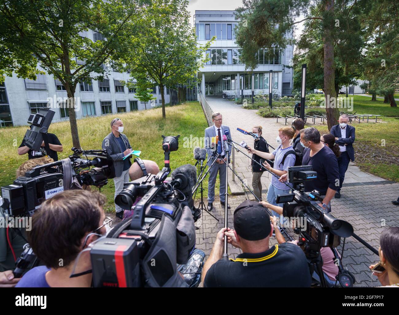 Darmstadt, Deutschland. August 2021. Staatsanwalt Robert Hartmann (M) spricht vor dem Gebäude L201 auf dem Campus Lichtwiese der TU Darmstadt mit Medienvertretern. Am Tag zuvor waren sechs Personen mit Vergiftungssymptomen in die Klinik gebracht worden, ein 30-jähriger Student befand sich in einem kritischen Zustand. Wegen des vermuteten Giftangriffs wird nun der versuchte Mord untersucht. Kredit: Frank Rumpenhorst/dpa/Alamy Live Nachrichten Stockfoto