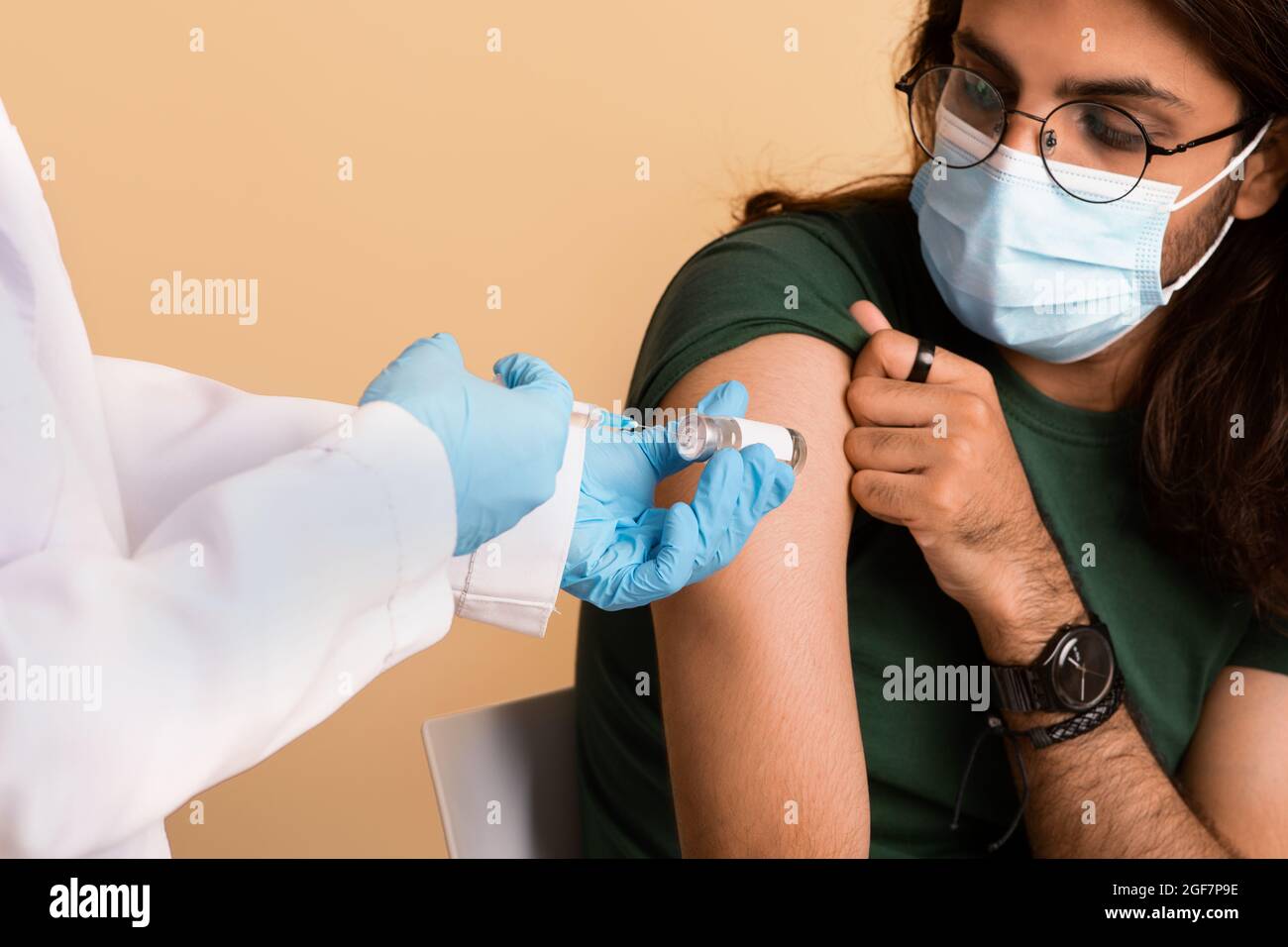 Nahaufnahme von Krankenschwesternhänden mit Impfstoff und Spritze Stockfoto