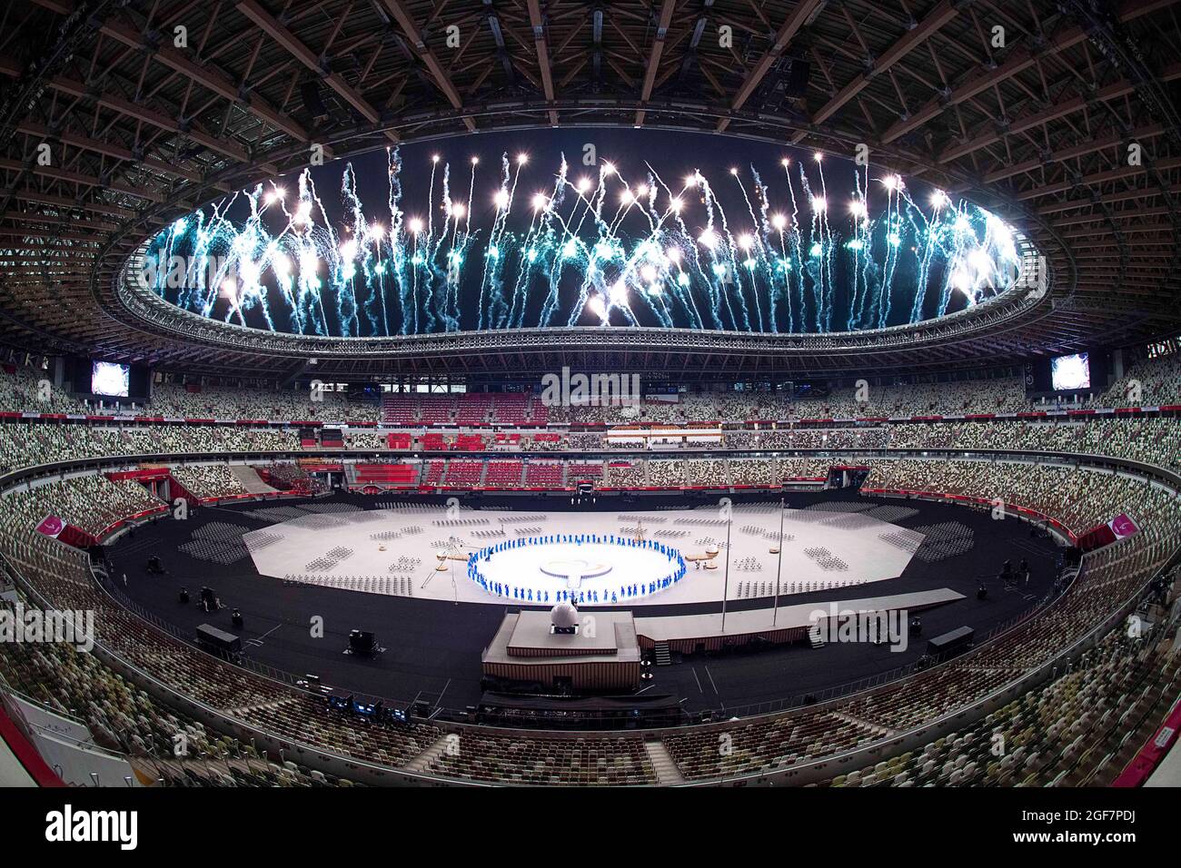 Tokio, Japan. August 2021. Während der Eröffnungsfeier der Paralympischen Spiele 2020 in Tokio, Japan, am 24. August 2021 explodieren Feuerwerke über dem Olympiastadion. Quelle: Xiong Qi/Xinhua/Alamy Live News Stockfoto